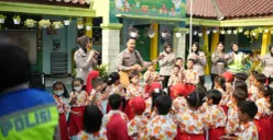 Kunjungan polisi ke taman kanak-kanak (TK) dalam program Polisi Sahabat Anak. (Sumber: Istimewa)