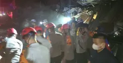 Sebanyak 50 personel kepolisian membantu penanganan ledakan yang terjadi di kawasan Pasar Cimanggis, Ciputat, Kota Tangerang Selatan, Banten, Rabu, 14 Oktober 2026. (Sumber: Dok. Polda Metro Jaya)