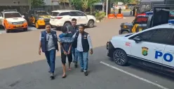 Seorang residivis berinisial RW harus kembali berurusan dengan aparat kepolisian setelah diduga mencuri barang-barang dari rumah kontrakan dan kamar indekos di Jakarta Barat. (Sumber: Dok. Polres Metro Jakbar)
