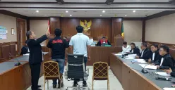 Dua penyidik Polres Jakarta Pusat, Briptu Fajar Rakhmatullah dan Briptu Wanadra Eka Halayuda, memberikan keterangan dalam sidang dugaan pemerasan dan pengancaman di PN Jakarta Pusat, Rabu (14/10/2026). (Sumber: Istimewa)