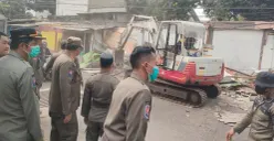 Satpol PP Kota Depok menggunakan alat berat eksavator membongkar bangunan liar dan PKL di Cimanggis, Kota Depok. (Sumber: Satpol PP Depok)
