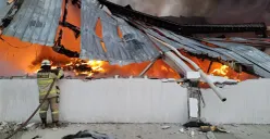 Petugas BPBD Kabupaten Tangerang melakukan pemadaman gudang retur barang online di di Kampung Triti, RT 04/RW 05, Desa Karet, Kecamatan Sepatan, Kabupaten Tangerang, Banten, Kamis, 15 Oktober 2026. (Sumber: Dok. Istimewa)