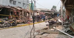 Kondisi ruko dan bangunan di kawasan Pasar Cimanggis, Ciputat, Tangerang Selatan, pascaledakan, Kamis, 15 Oktober 2026. (Sumber: Poskota/Rizki Gojali)