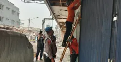Petugas mengamankan kamera CCTV di area ledakan di ruko Pasar Cimanggis, Cikupa, Kota Tangerang Selatan, Banten, Kamis, 15 Oktober 2026. (Sumber: Poskota/Rizki Gojali)