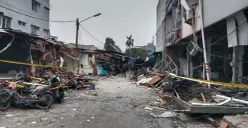 Puing-puing berserakan dan garis polisi terpasang di Pasar Cimanggis, Kota Tangerang Selatan, Banten, Kamis, 15 Oktober 2026. (Sumber: Poskota/Rizki Gojali)