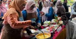 Keseruan peserta saat memasak menggunakan kompor listrik pada ajang 'Kompor Listrik ON: Serunya Masak Tanpa Batas' hasil kolaborasi PLN UID Jakarta Raya dan PKK Jakarta Utara, kemarin. (Sumber: PLN UID Jakarta Raya)