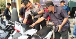 Kapolres Pandeglang, AKBP Sonny Harsono memeriksa kendaraan hasil curian pelaku sebelum dikembalikan kepada pemiliknya. (Sumber: Poskota/Samsul Fatoni)