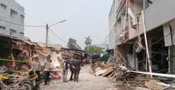 Bangunan rusak parah dan tumpukan motor akibat ledakan dahsyat di Pasar Cimanggis, Ciputat, Tangerang Selatan, Kamis, 15 Oktober 2026. (Sumber: Poskota/ Rizki Gojali)