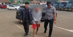 Personel Polres Pandeglang menggiring pelaku pencabulan anak tiri di Kecamatan Carita. (Sumber: Dok. Istimewa)