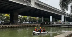 Tim Basarnas saat melakukan pencarian korban yang hilang di aliran Kalimalang, Kota Bekasi. (Sumber: Poskota/Dini Aghnny Khoiriyah)
