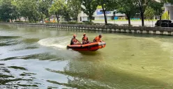 Tim SAR gabungan melakukan pencarian terhadap Ramadhan (36) diduga tenggelam di aliran Kalimalang, tepatnya di depan Grand Metropolitan, Kota Bekasi, Jawa Barat, Kamis, 15 Oktober 2026. (Sumber: Poskota/Ali Mansur)