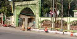 Sejumlah pekerja menyelesaikan pembangunan dan perbaikan trotoar di depan kawasan Masjid Al-Ittihad, Jumat, 16 Oktober 2026. (Sumber: Poskota/ Rizki Gojali)