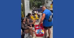 Momen hangat saat turis asal Australia bernama Jaden Tyson Laing membagikan minuman dingin dan es krim secara gratis kepada warga lokal Bali yang sedang antre BBM. (Sumber: Dok. Instagram/@jadentysonlaing)