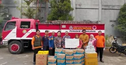 TelkomGroup menyalurkan bantuan kesehatan berupa paket masker medis dan vitamin bagi masyarakat dan petugas di wilayah terdampak kebakaran hutan dan lahan (karhutla) di Kalimantan Selatan, Kalimantan Tengah, dan Kalimantan Barat. (Sumber: Telkom)