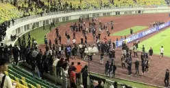 Pertandingan Persita Tangerang vs Persija Jakarta di Banten International Stadium, Serang, pada 17 Oktober 2026, diwarnai kericuhan suporter yang membuat babak kedua tertunda sekitar 30 menit. (Sumber: Instagram)