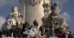 Demonstran turun ke jalan di Paris, Prancis, pada 17 Oktober 2026 untuk memprotes tingginya biaya hidup dan tekanan ekonomi. (Sumber: Instagram/@medanviral)