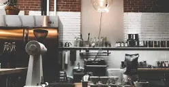 Sejumlah coffee shop di Jakarta menawarkan suasana estetik untuk nongkrong bersama teman hingga malam, mulai dari kafe berkonsep modern hingga tempat ngopi dengan sentuhan lokal. (Sumber: Wikimedia Commons)