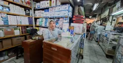 Pedagang masker di Pasar Pramuka, Matraman, Jakarta Timur, Sabtu, 17 Oktober 2026. (Sumber: Poskota/Angga Pahlevi)