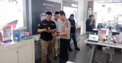 Petugas kepolisian berada di TKP perampokan toko hp, Jalan Syehmubarok, Desa Matagara, Kecamatan Tigaraksa, Kabupaten Tangerang, Banten. (Sumber: Poskota/Veronica Prasetio)