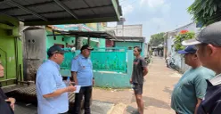 Lurah Beji Samsu Sadikin didampingi Sekel Beji memberikan imbauan pelarang pembakaran sampah di warga lingkungan RW 17, Kelurahan Beji, Kota Depok. (Sumber: Poskota/Angga)