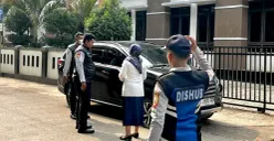 Petugas Dinas Perhubungan Kota Bekasi menegur pegawai Pemkot Bekasi yang masih memarkirkan kendaraannya di pinggir jalan saat penataan parkir mulai diberlakukan, Senin, 19 Oktober 2026. (Sumber: Poskota/Dini Aghnny Khoiriyah)