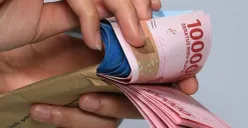 Pekerja menantikan kepastian penyaluran BSU Rp900 ribu untuk periode Oktober–Desember 2026. Informasi penerima dan jadwal pencairan perlu dipantau melalui kanal resmi Kemnaker. (Sumber: Wikimedia Commons)