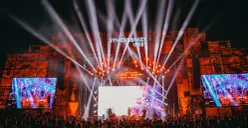 Panggung Synchronize Fest 2026 yang menjadi tempat bagi para musisi untuk menyuarakan kondisi kritis di Indonesia. (Sumber: Instagram/@synchronizefest)