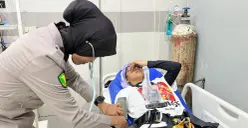 Aktivitas Greenpeace Indonesia mendapatkan perawatan setelah dievakuasi dari Bundaran HI, Jakarta Pusat, Selasa, 20 Oktober 2026. (Sumber: Dok. Polda Metro Jaya)