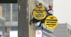 Greenpeace menggelar aksi kritik soal krisis iklim dan biaya hidup di Bundaran HI. (Sumber: Dok.Greenpeace)