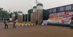 Jelang aksi demontrasi, sebuah spanduk berisi seruan pemakzulan Wakil Presiden Gibran Rakabuming Raka terpasang di pagar Gedung DPR/MPR RI, Jakarta, Selasa, 20 Oktober 2026. (Sumber: Poskota/Rizki Gojali)