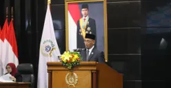 Sekretaris Fraksi Partai Demokrat-Perindo Lazarus Simon Ishak dalam Rapat Paripurna DPRD DKI Jakarta terhadap Rancangan Peraturan Daerah (Ranperda) tentang APBD, Senin (19/10). (Sumber: ddjp)