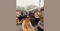Gubernur Kalimantan Tengah Agustiar Sabran menemui massa demo yang suarakan bencana karhutla pada Senin, 19 Oktober 2026. (Sumber: Dok. X/@namelesid)
