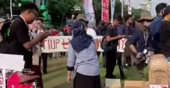 Suasana massa aksi demo mahasiswa di Tugu Tani sore hari ini, Selasa, 20 Oktober 2026. (Sumber: Poskota/Herdyan Anugrah)