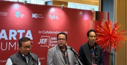 Gubernur DKI Jakarta, Pramono Anung (kiri) dan Wakil Gubernur DKI Jakarta, Rano Karno (tengah) saat ditemui di Park Hyatt, Jakarta Pusat. (Sumber: Poskota/Syifa)