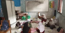 Para siswa SDN Banjarwangi, Kabupaten Pandeglang, Banten, saat belajar di lantai. (Sumber: Dok. Istimewa)