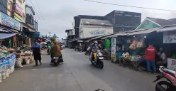 Trotoar jalan pasar Malingping, Lebak nampak dipadati lapak para PKL. (Sumber: Poskota/Samsul Fatoni)