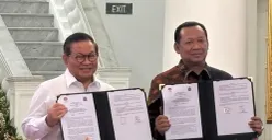 Gubernur DKI Jakarta, Pramono Anung (kiri) dan Wakil Ketua KPK, Fitroh Rohcahyanto (kanan) melaksanakan serah terima hibah hasil rampasan aset koruptor. (Sumber: Poskota/Syifa)