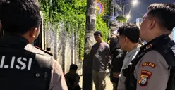 Direktorat Samapta Polda Metro Jaya bersama personel Polwan menangkap 20 pemuda yang diduga hendak terlibat tawuran di kawasan Bassura, Jakarta Timur, Selasa, 20 Oktober 2026 dini hari. (Sumber: Polda Metro Jaya)