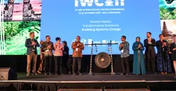 Menteri Lingkungan Hidup Moh Jumhur Hidayat menyerukan Tobat Ekologis dan kolaborasi global untuk mengatasi pencemaran serta memulihkan ekosistem perairan saat membuka konferensi GEF ke-11 di Bali. (Sumber: Istimewa)