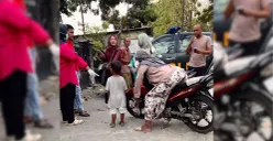 Seorang ibu di Ponorogo meninggal dunia di atas motor saat ingin berobat (Dok. Threads/@aishsholihah)