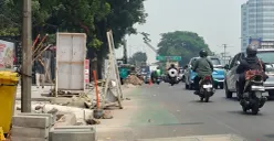 Kondisi galian proyek di Jalan Gatot Subroto, Tebet, Jakarta Selatan, memakan trotoar dan bahu jalan, Rabu, 21 Oktober 2026. (Sumber: Poskota/Angga Pahlevi)