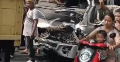 Mobil elf yang mengalami kecelakaan lalulintas di jalur Saketi-Pandeglang terlihat bonyok pada bagian depan. (Sumber: Poskota/Samsul Fatoni)