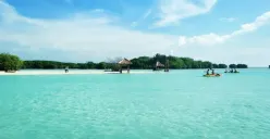 Sejumlah destinasi pantai dekat Jakarta menawarkan pilihan liburan akhir pekan, mulai dari pantai di kawasan perkotaan hingga pulau-pulau di Kepulauan Seribu. (Sumber: Wilkipedia)