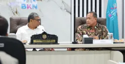 Wakil Kepala BKN Supranawa Yusuf (kiri) dan Wali Kota Bekasi Tri Adhianto (kanan). (Sumber: Istimewa)