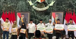 Gubernur Jakarta, Pramono Anung memberangkatkan 48 marbot dan juara MTQ beribadah umrah di Balai Kota, Gambir, Jakarta Pusat, Rabu, 21 Oktober 2026. (Sumber: Poskota/Syifa Putri)