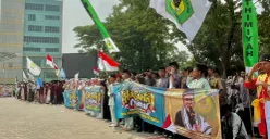 Santri Ponpes Fatimiyah mengikuti upacara peringatan Hari Santri 2026 di di Alun-Alun M. Hasibuan, Kota Bekasi, Jawa Barat, Kamis, 22 Oktober 2026. (Sumber: Poskota/Dini Aghnny Khoiriyah)