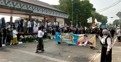 Santri mengikuti Pawai Kirab saat peringatan Hari Santri di Alun-Alun M. Hasibuan Kota Bekasi, Jawa Barat, Kamis, 22 Oktober 2026. (Sumber: Poskota/Dini Aghnny Khoiriyah)