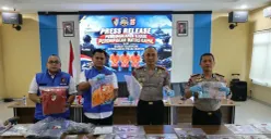 Ditpolairud Polda Banten Kombes Pol Eko Hartanto, didampingi Kabidhumas Kombes Pol Maruli Ahiles Hutapea dan Kasubdit Gakkum AKBP M. Fahrurozy menunjukkan barang bukti dalam konferensi pers di Dirpolairud Polda Banten. (Sumber: Polda Banten)