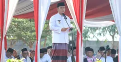 Plt. Bupati Bekasi Asep Surya Atmaja memimpin upacara peringatan Hari Santri Nasional Tahun 2026, di Pondok Pesantren Thariq Bin Ziyad pada Kamis, (22/10/2026). (Sumber: Diskominfosantik/Endar Bachtiar)