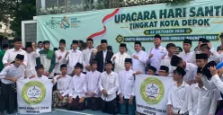 Wali Kota Depok, Supian Suri bersama para santri dan kiayi di lapangan Depon Open Space, Pancoran Mas, Kota Depok, Jawa Barat, Kamis, 22 Oktober 2026. (Sumber: Poskota/Angga Pahlevi)